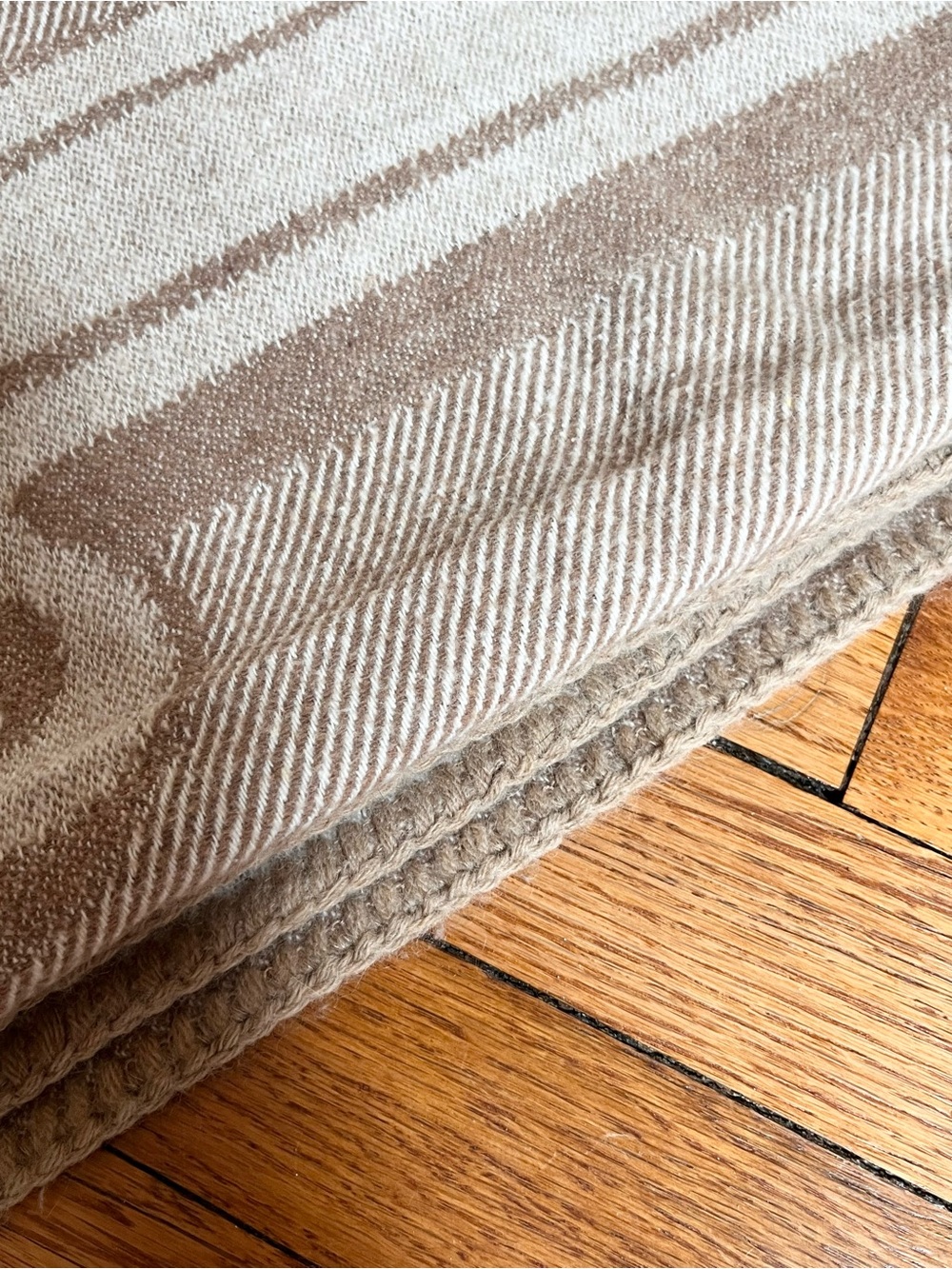 Max Mara Throw Blanket 50”x60” Beige and Cream Made in Italy Read* - Picture 7 of 7
